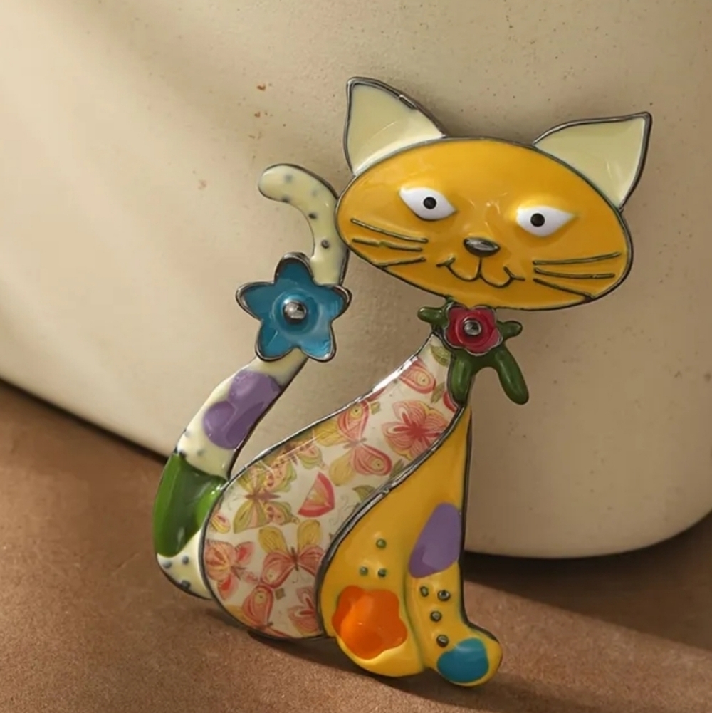 🆕️😻 YELLOW BOHEMIAN CALICO CAT PIN / BROOCH 😻